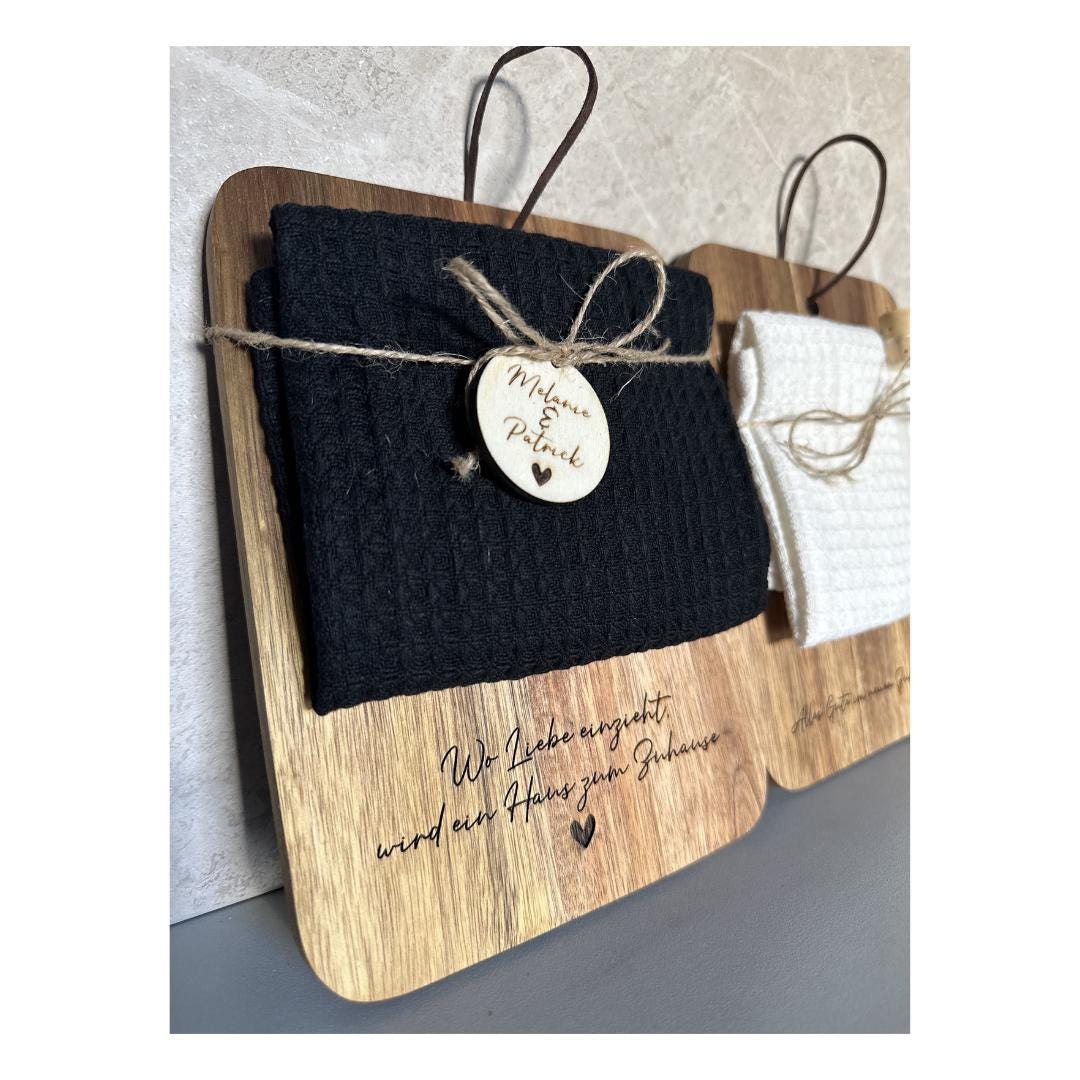 personalisiertes-einzugsgeschenk-servierbrett-akazienholz-gravur