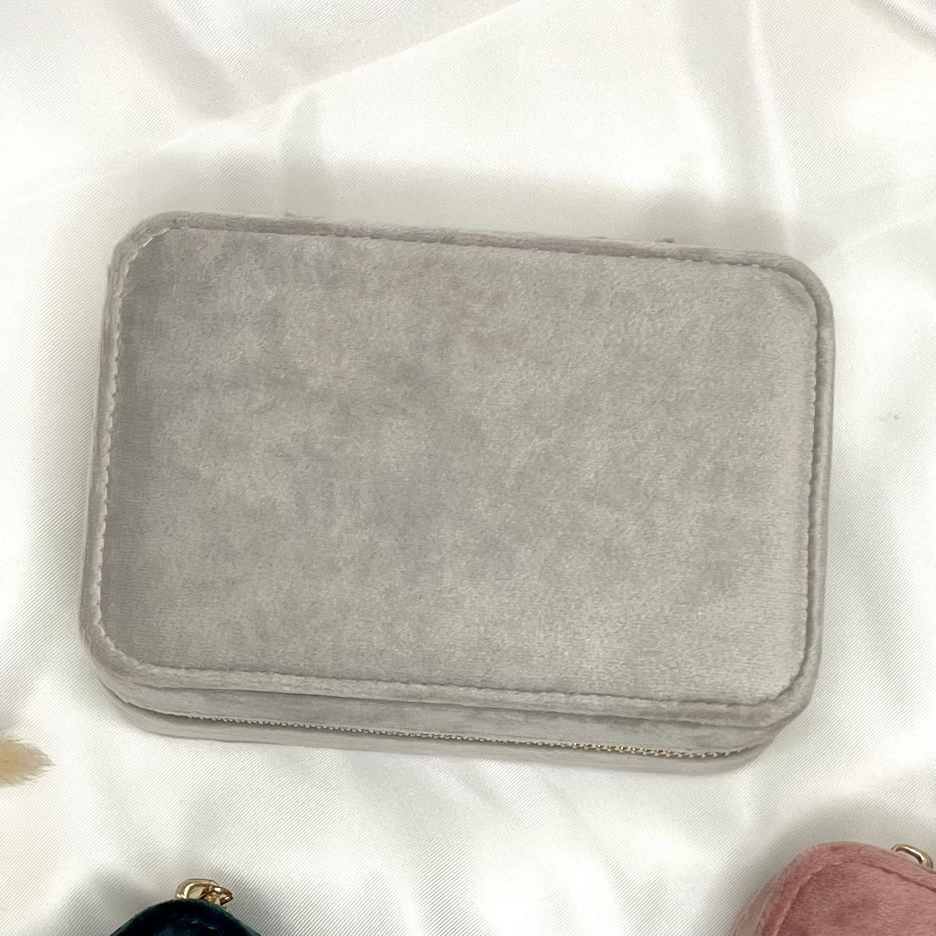 Personalisierte Schmuckaufbewahrung in Samtoptik – Nachhaltig, stilvoll und mit deinem Namen