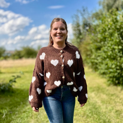 Oversize Strickcardigan Schokoladenbraun mit cremefarbenen Herzen – Kuschelig & stylisch