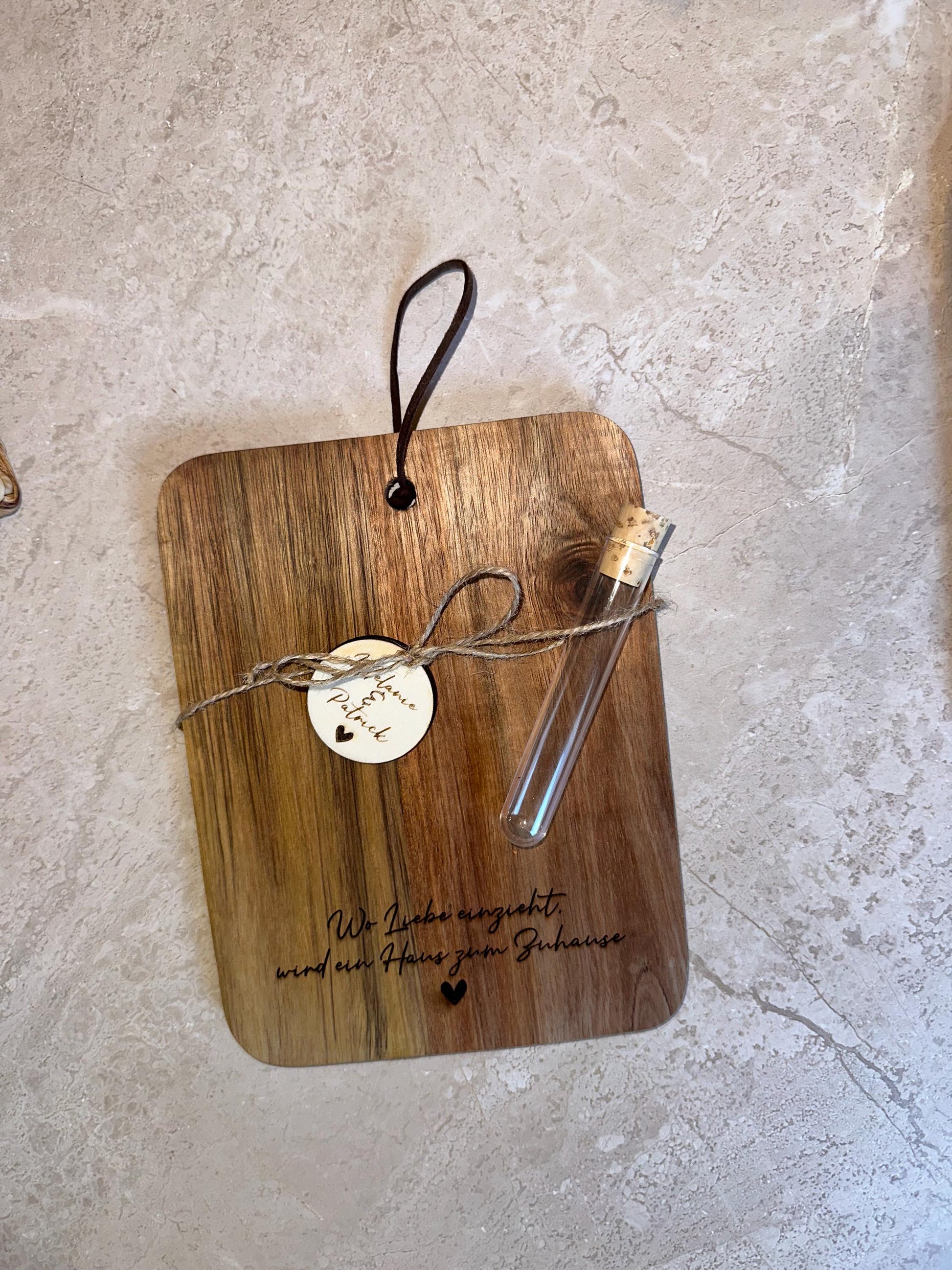 geldgeschenk-hausbau-verpackung-servierbrett-mit-reagenzglas