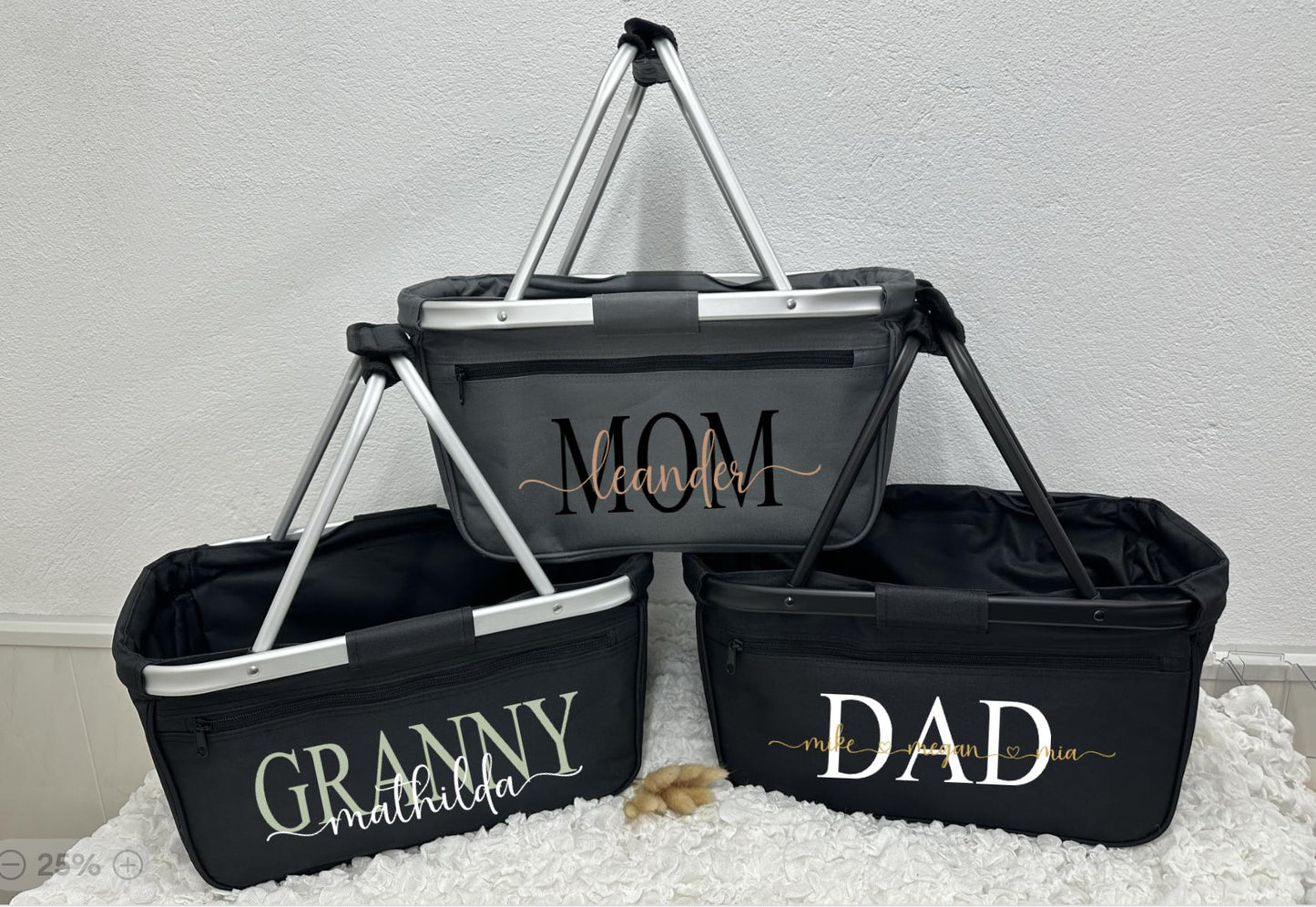 Auf diesem Bild befinden sich drei Körbe in grau und schwarz mit Alurahmen & Personalisierung aus Flexfolie mit Mom, Dad, Granny mit Names des Kindes oder der Kinder.