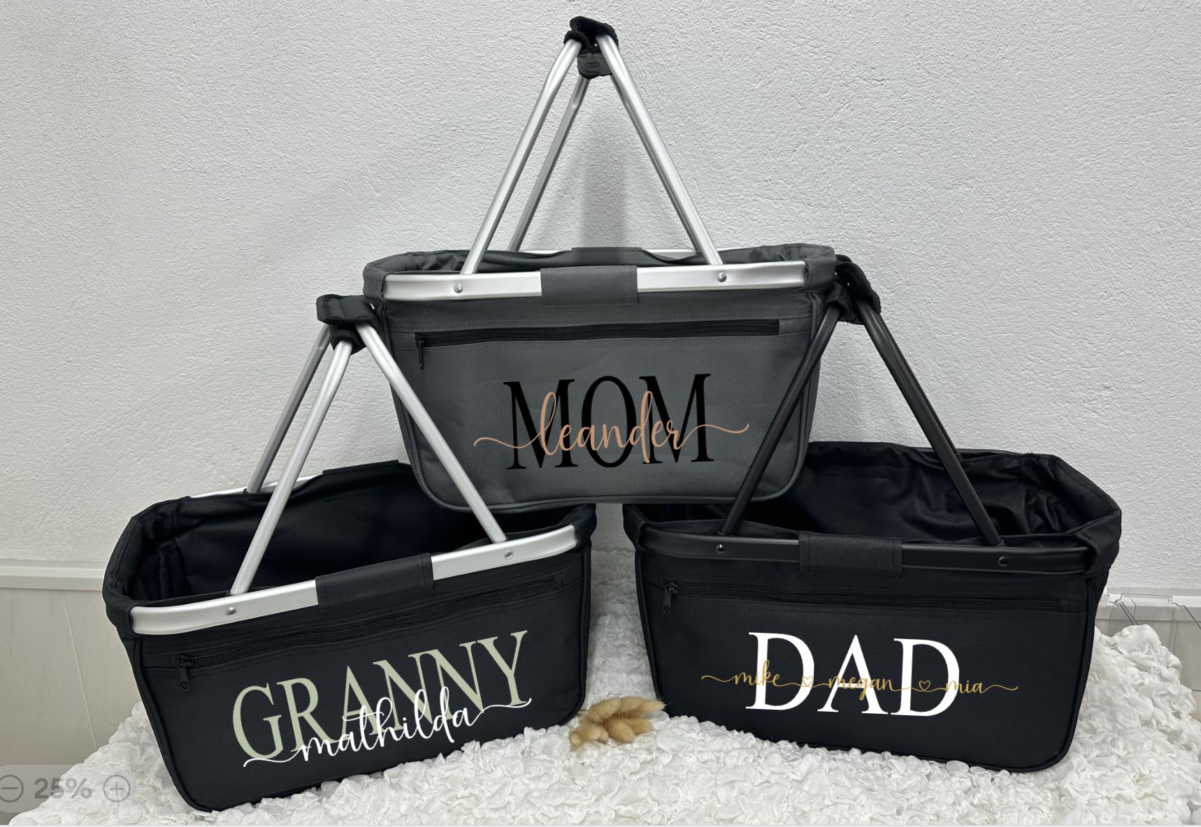 Auf diesem Bild befinden sich drei Körbe in grau und schwarz mit Alurahmen & Personalisierung aus Flexfolie mit Mom, Dad, Granny mit Names des Kindes oder der Kinder.