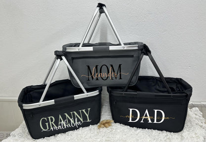 Auf diesem Bild befinden sich drei Körbe in grau und schwarz mit Alurahmen & Personalisierung aus Flexfolie mit Mom, Dad, Granny mit Names des Kindes oder der Kinder.