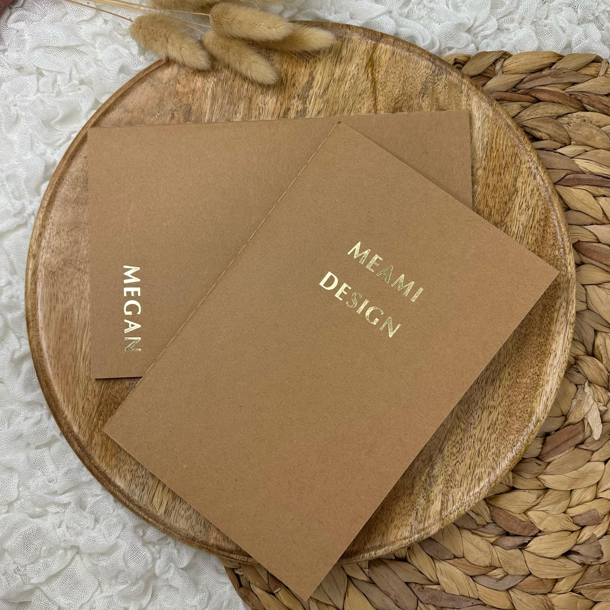Ein Notizbuch in braun mit goldener Prägung.