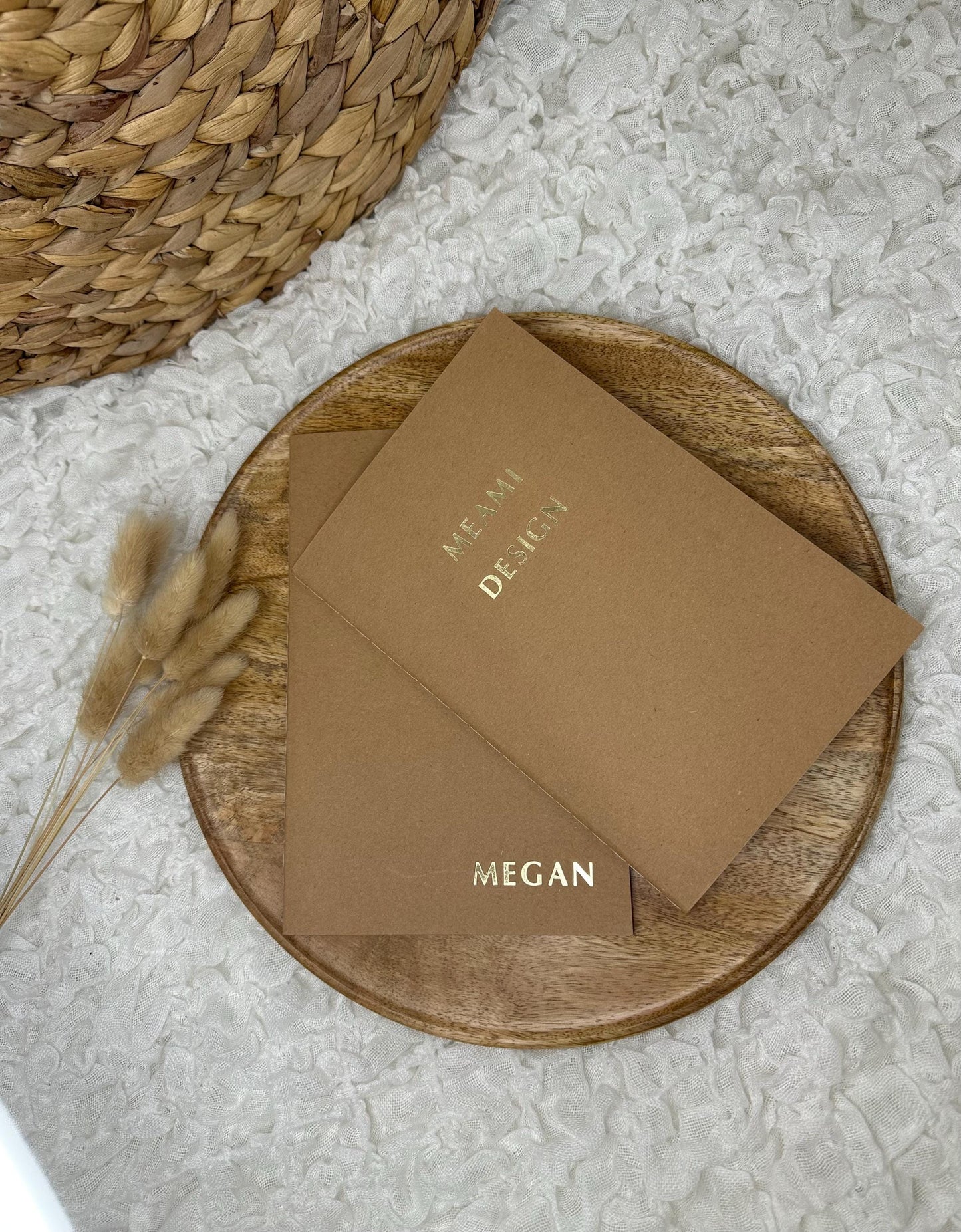 Ein Notizbuch in braun mit goldener Prägung.