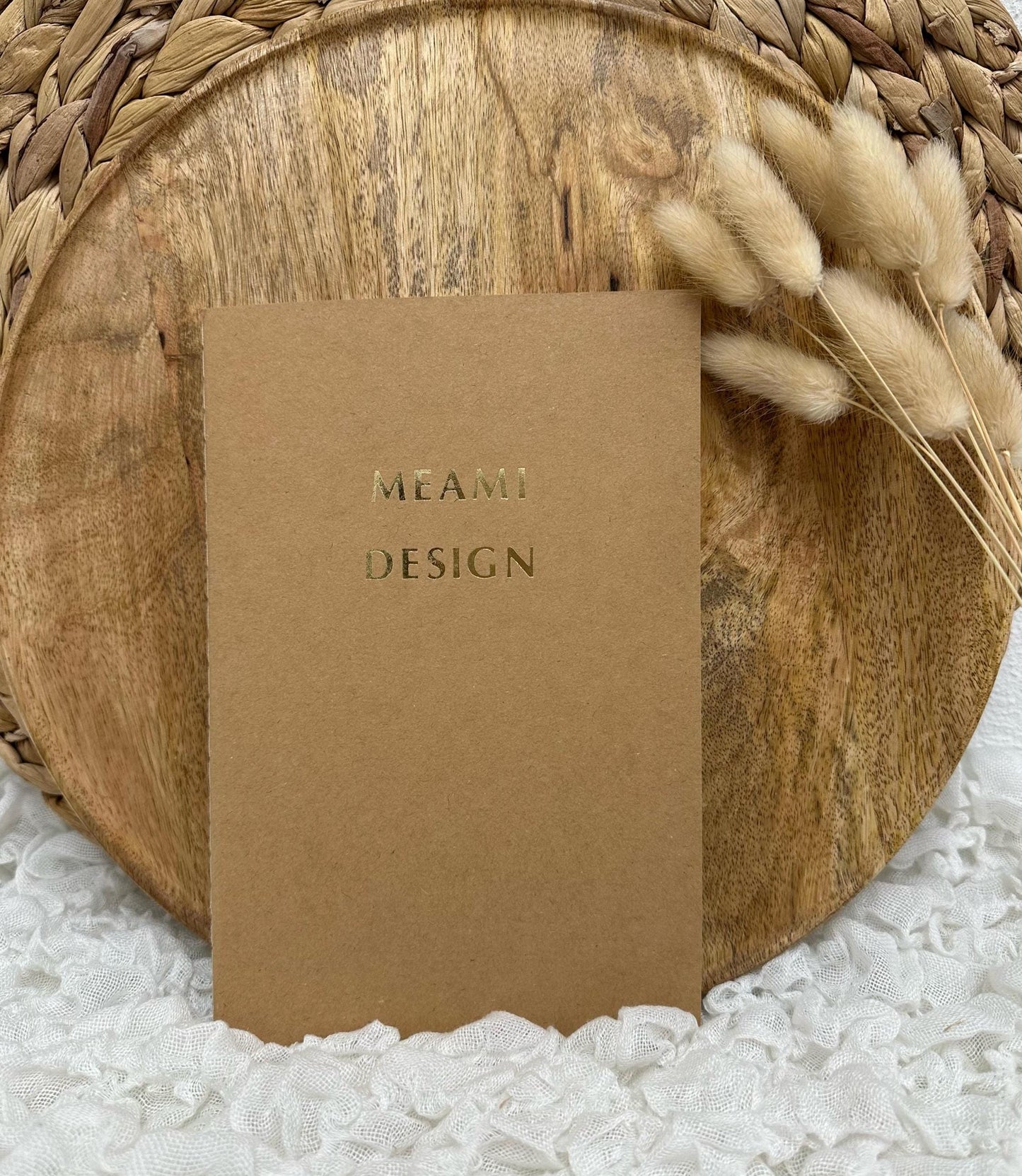 Ein Notizbuch in braun mit goldener Prägung.