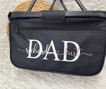 Schwarzer Korb mit schwarzem Alurahmen und der Aufschrift "DAD" in weiß& "Richard herz Kurt in Silber Metallic.