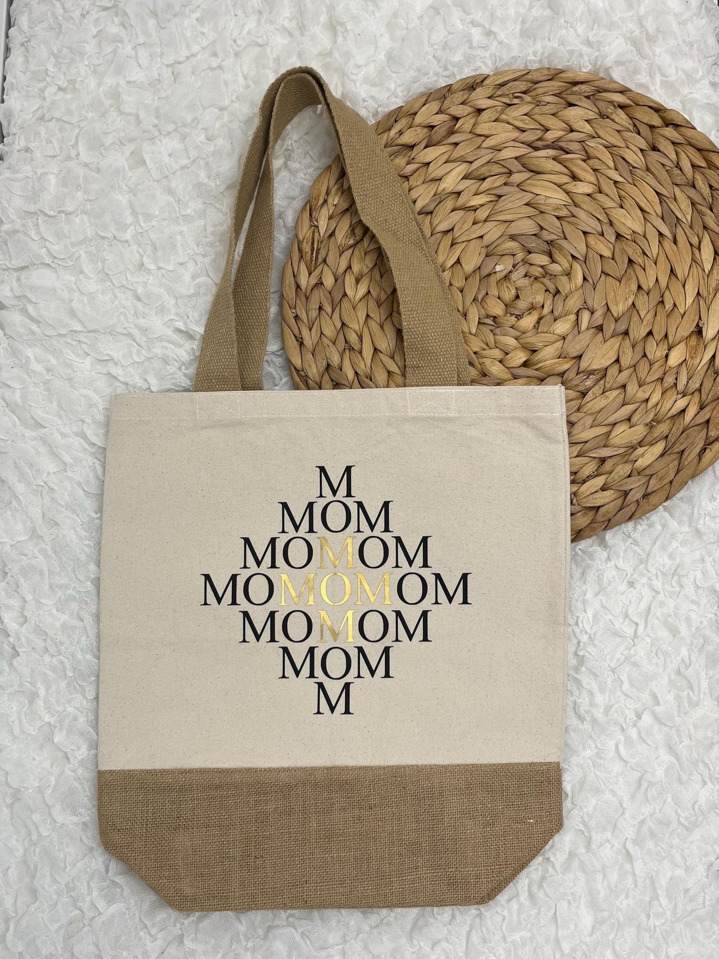 Auf dem Bild befindet sich eine Baumwolltasche, Jutetasche mit mehrfacher Mom-Aufschrift.
