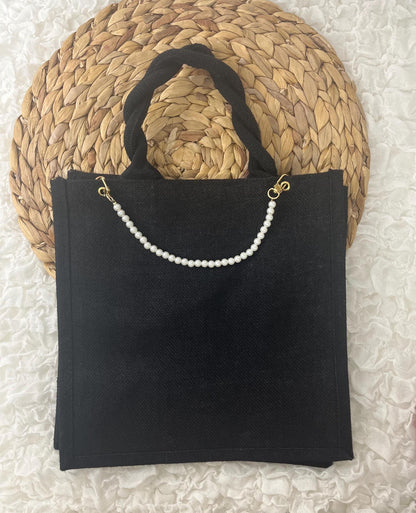 Schwarze Jutetasche mit goldener Perlenkette - Geschenk Tasche - Muttertag - Freundin - Geschenkidee - Edel