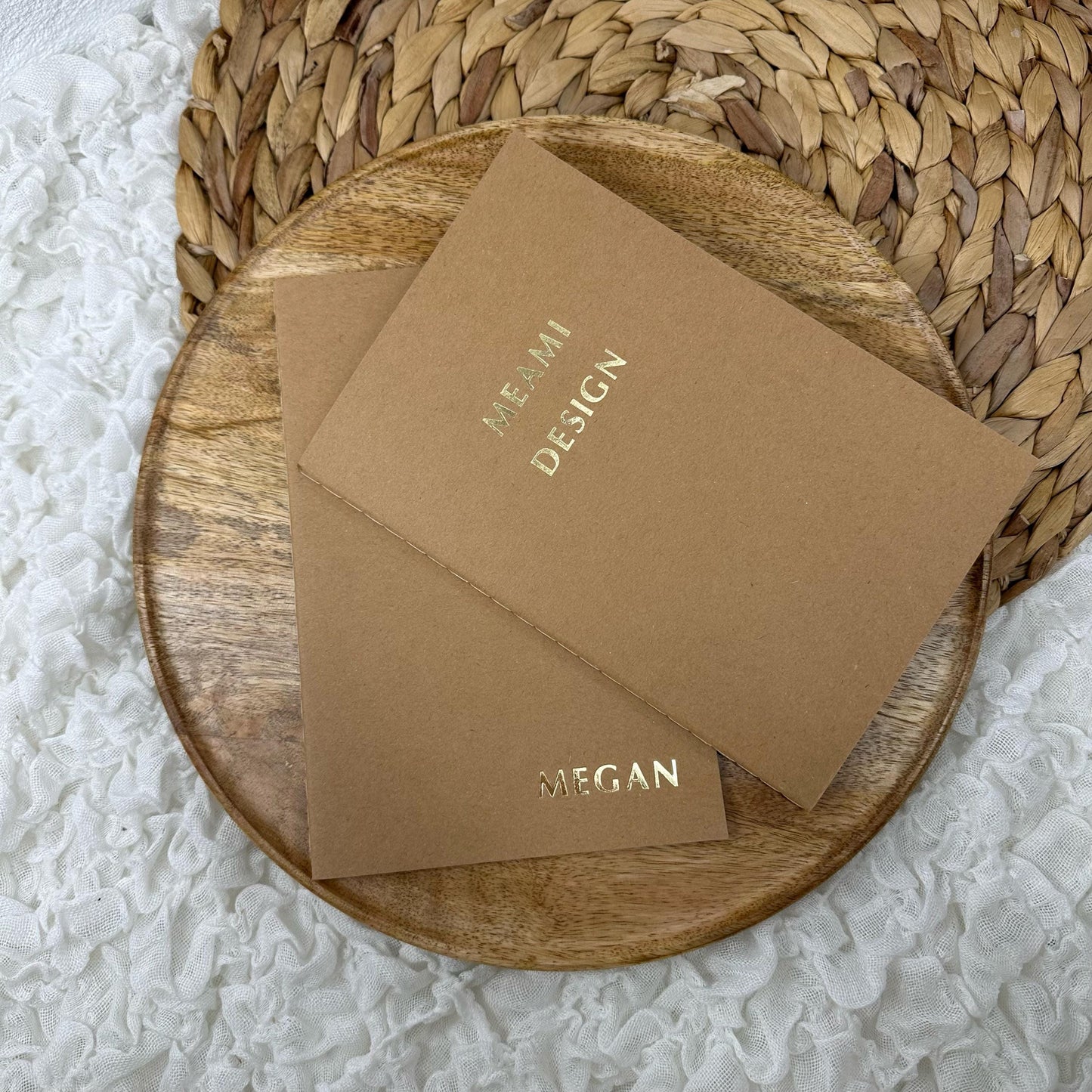 Ein Notizbuch in braun mit goldener Prägung.