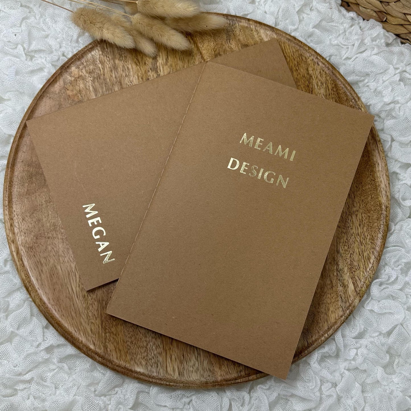 Ein Notizbuch in braun mit goldener Prägung.
