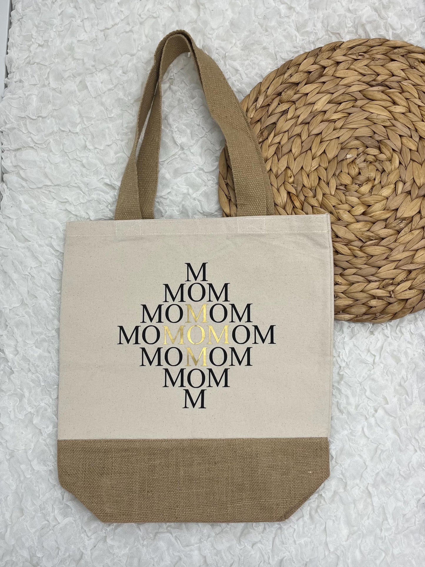 Auf dem Bild befindet sich eine Baumwolltasche, Jutetasche mit mehrfacher Mom-Aufschrift.