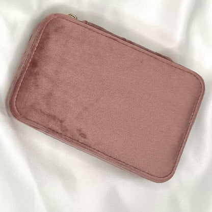 Sichere dir deine personalisierte Schmuckaufbewahrung aus 100 % recyceltem Polyester-Samtgewebe. Erhältlich in den Farben Dark Emerald, Moonstone und Rose Quartz, kannst du dein Etui mit deinem Namen personalisieren. Das kompakte Etui (15 x 10 x 5,9 cm) bietet Platz für Ringe, Ohrringe und Halsketten, mit Fächern, Haken und Samtfutter zum Schutz vor Kratzern. Der Reißverschluss und die Schieber sind goldfarben. Ein stilvolles und nachhaltiges Accessoire für deine Schmuckaufbewahrung.