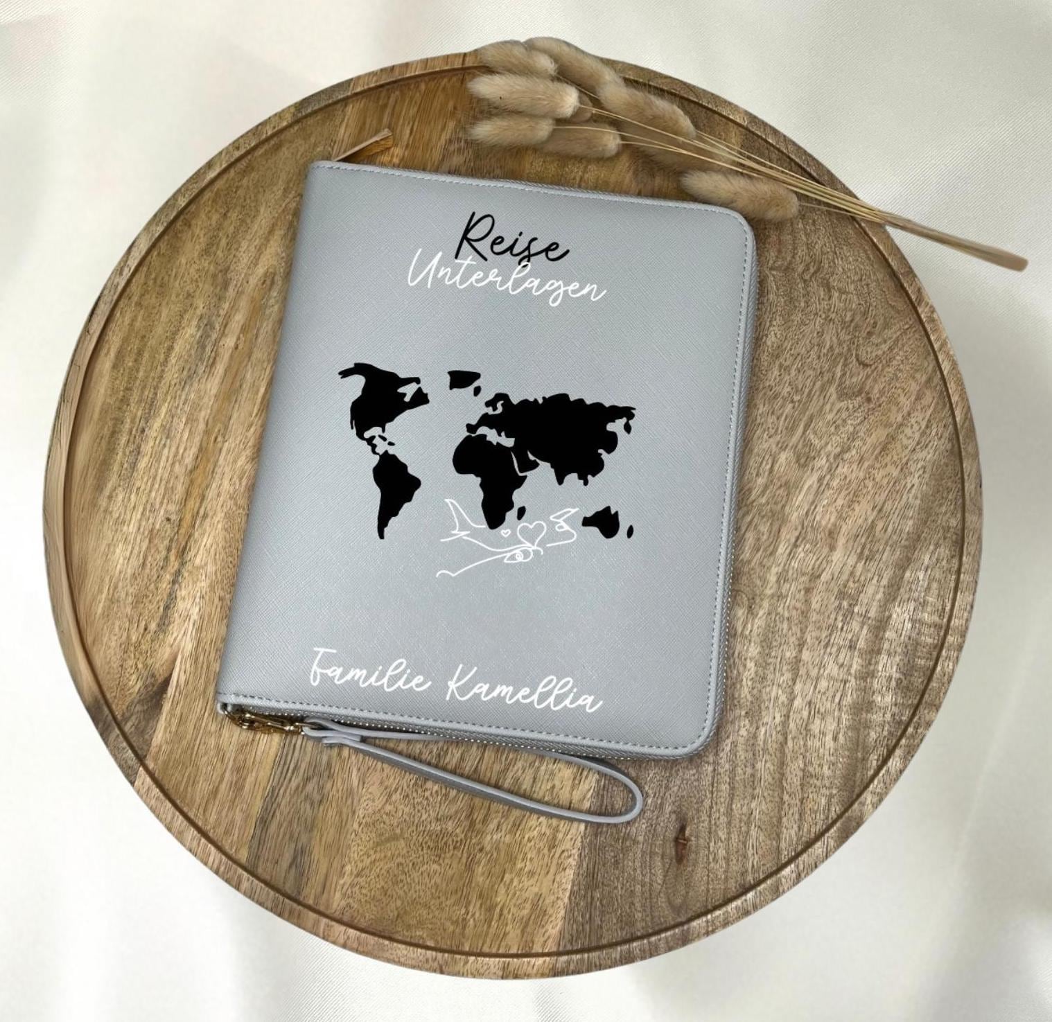 Personalisierter Reiseorganizer mit Weltkarte Namen Flugzeug Urlaub Reiseunterlagen Familienorganizer Travel Organizer Name Urlaubsort