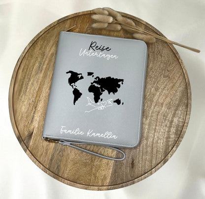 Personalisierter Reiseorganizer mit Weltkarte Namen Flugzeug Urlaub Reiseunterlagen Familienorganizer Travel Organizer Name Urlaubsort