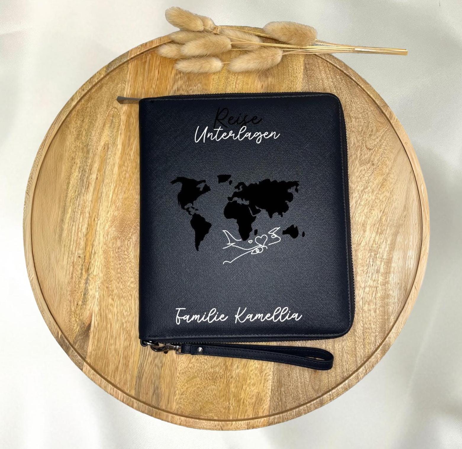 Personalisierter Reiseorganizer mit Weltkarte Namen Flugzeug Urlaub Reiseunterlagen Familienorganizer Travel Organizer Name Urlaubsort