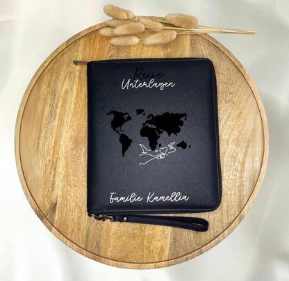 Personalisierter Reiseorganizer mit Weltkarte Namen Flugzeug Urlaub Reiseunterlagen Familienorganizer Travel Organizer Name Urlaubsort
