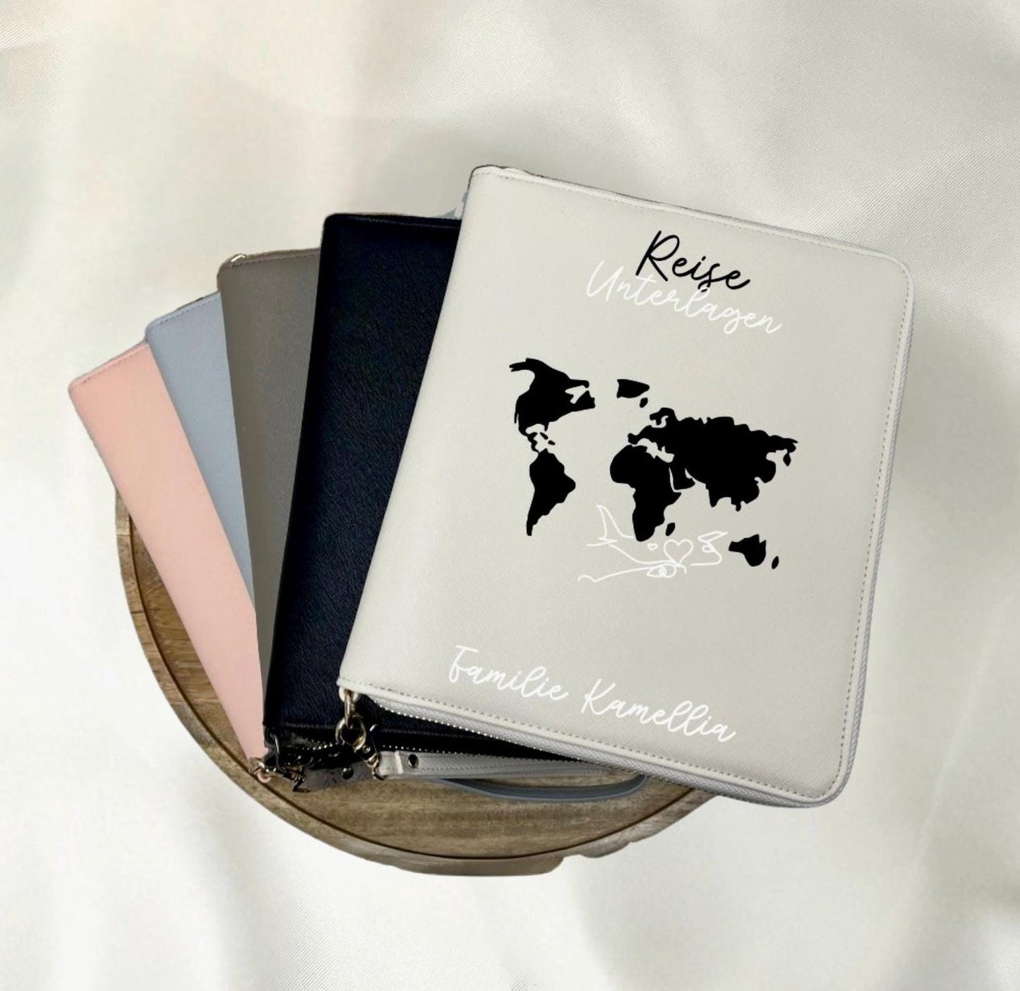 Personalisierter Reiseorganizer mit Weltkarte Namen Flugzeug Urlaub Reiseunterlagen Familienorganizer Travel Organizer Name Urlaubsort