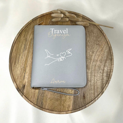 Personalisierter Reiseorganizer mit Namen Flugzeug Urlaub Reiseunterlagen Familienorganizer Travel Organizer Name Urlaubsort
