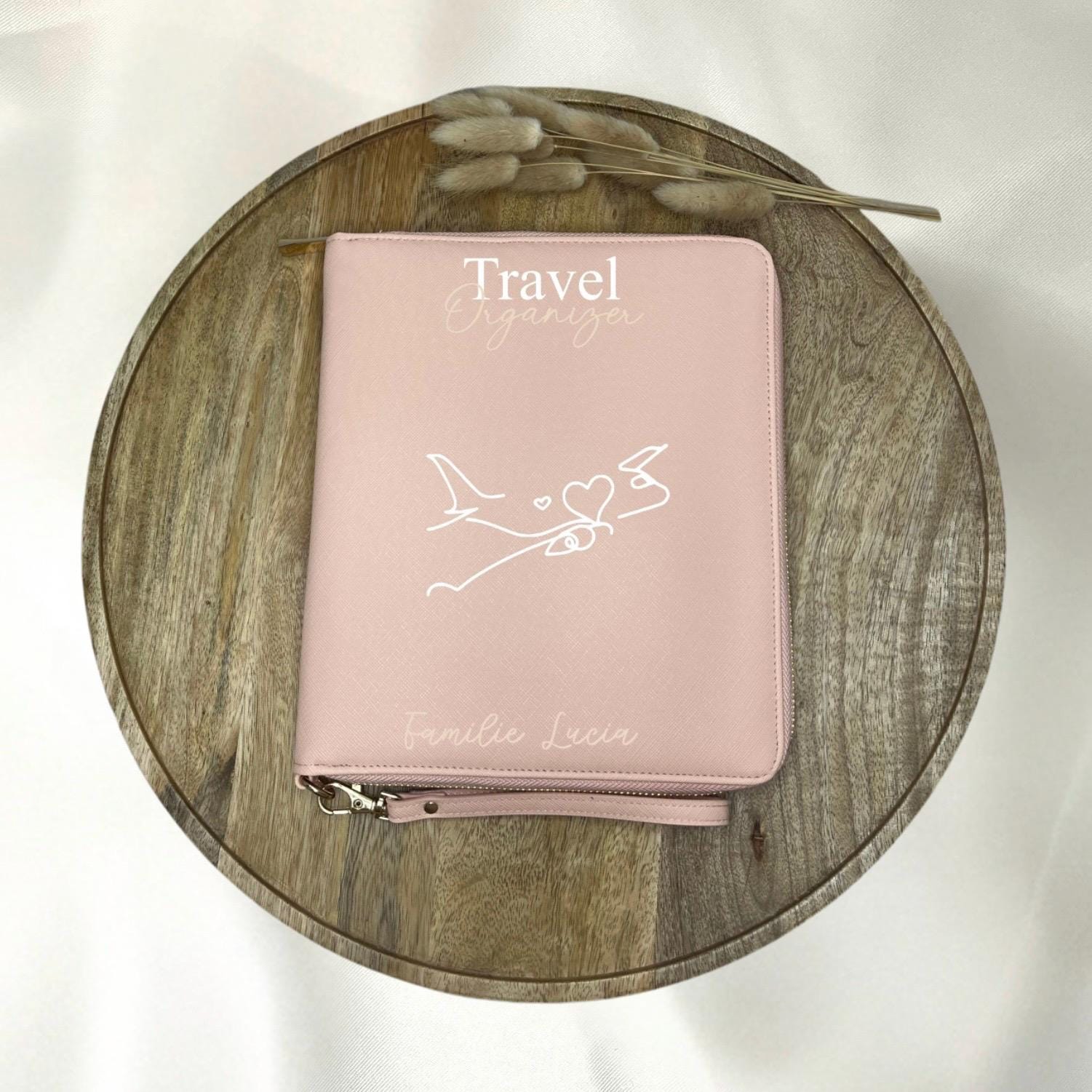 Personalisierter Reiseorganizer mit Namen Flugzeug Urlaub Reiseunterlagen Familienorganizer Travel Organizer Name Urlaubsort