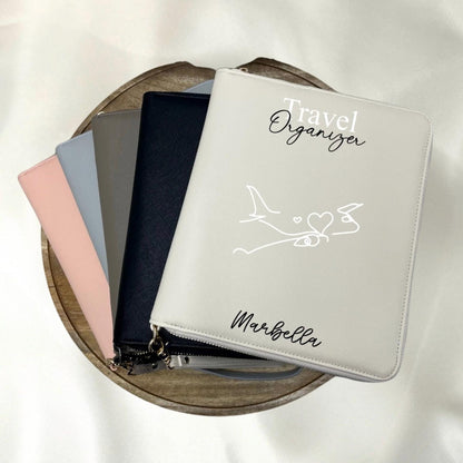 Personalisierter Reiseorganizer mit Namen Flugzeug Urlaub Reiseunterlagen Familienorganizer Travel Organizer Name Urlaubsort