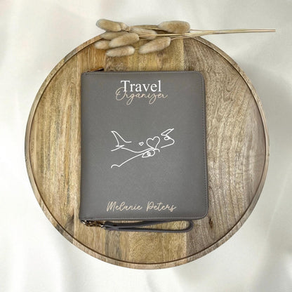 Personalisierter Reiseorganizer mit Namen Flugzeug Urlaub Reiseunterlagen Familienorganizer Travel Organizer Name Urlaubsort