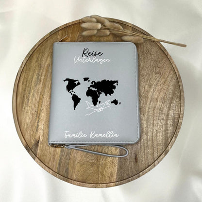 Personalisierter Reiseorganizer mit Weltkarte Namen Flugzeug Urlaub Reiseunterlagen Familienorganizer Travel Organizer Name Urlaubsort