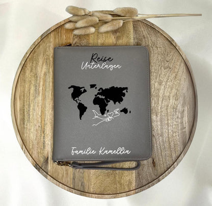 Personalisierter Reiseorganizer mit Weltkarte Namen Flugzeug Urlaub Reiseunterlagen Familienorganizer Travel Organizer Name Urlaubsort