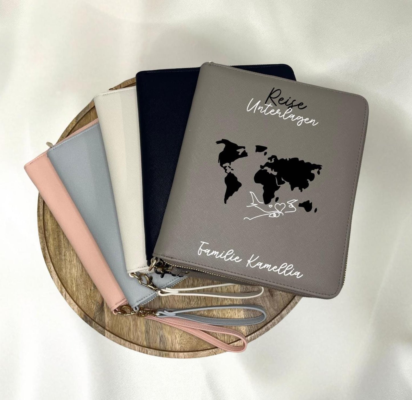 Personalisierter Reiseorganizer mit Weltkarte Namen Flugzeug Urlaub Reiseunterlagen Familienorganizer Travel Organizer Name Urlaubsort