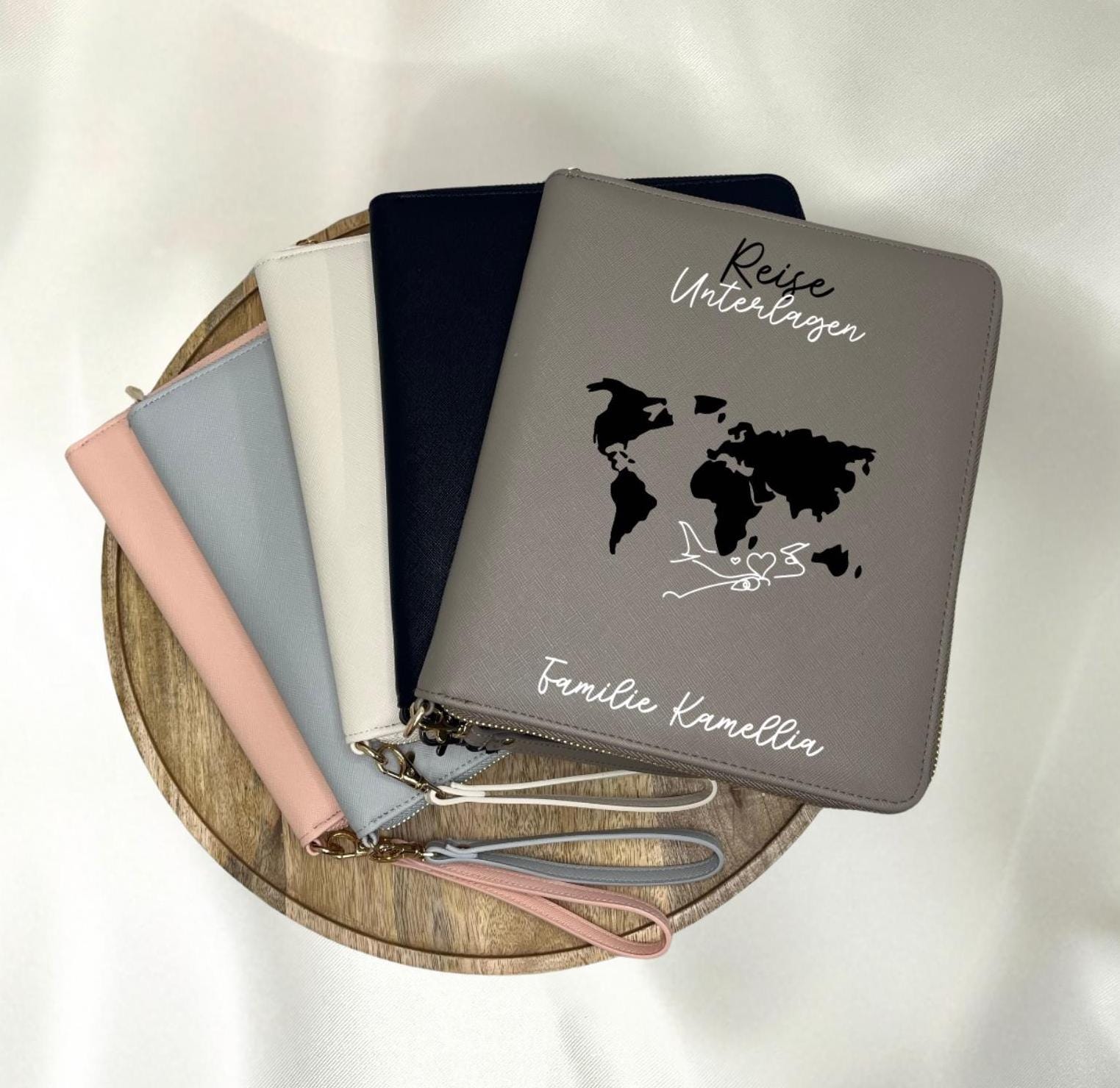 Personalisierter Reiseorganizer mit Weltkarte Namen Flugzeug Urlaub Reiseunterlagen Familienorganizer Travel Organizer Name Urlaubsort