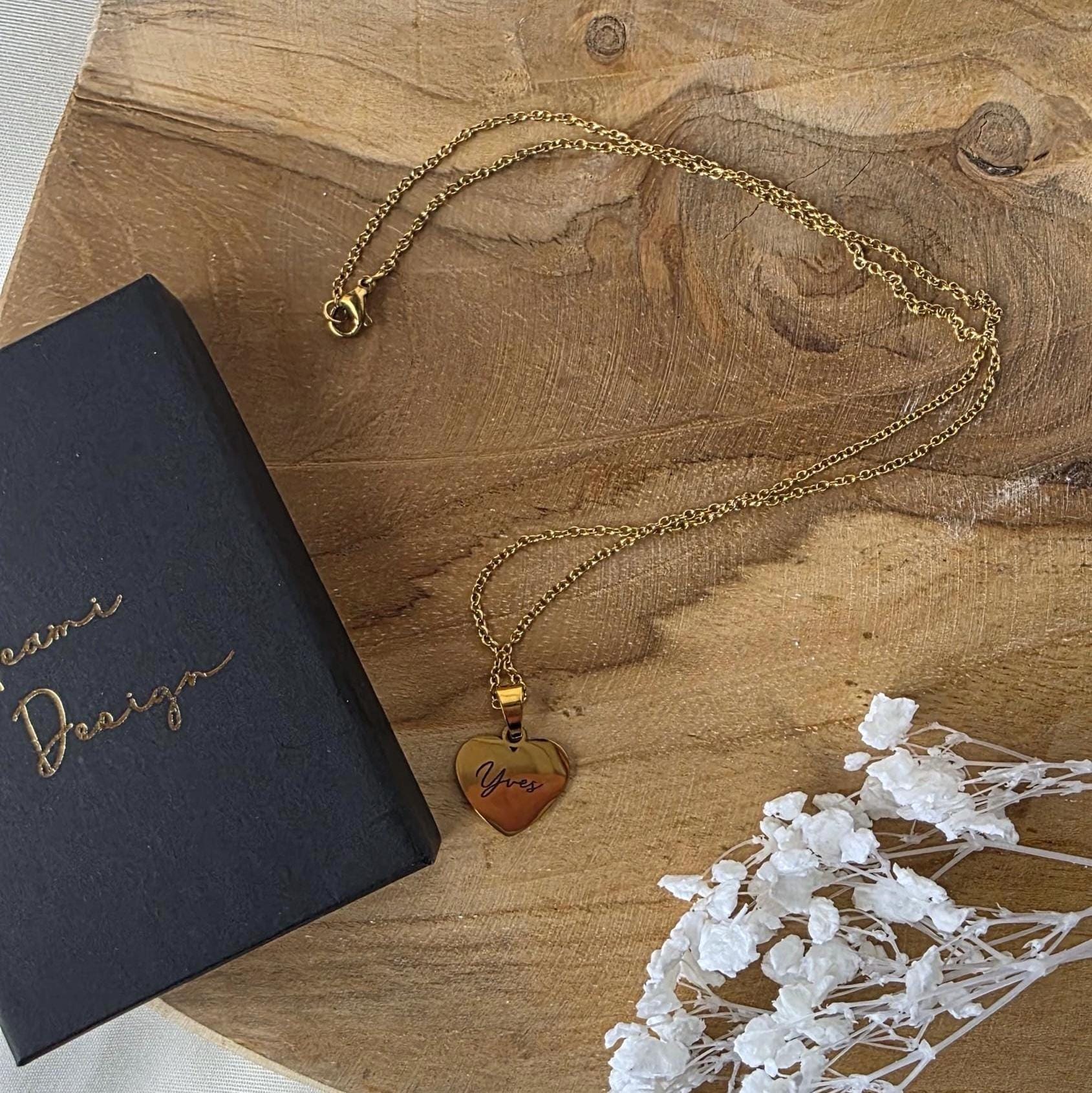 Goldfarbene Edelstahl-Kette mit 16 mm Herzanhänger in Schmuckschachtel — personalisierbar.