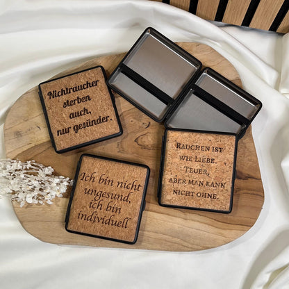 Personalisierbares Zigarettenetui zu Weihnachten – schwarz/Kork, innen silber – Geschenk für Raucher – Wunschtext/Spruch, Gravur beidseitig