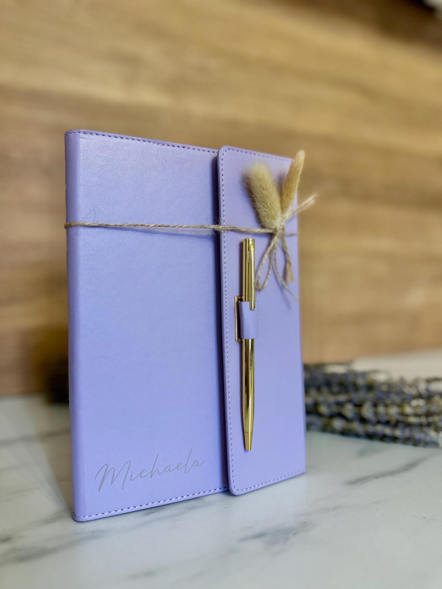 Personalisiertes Notizbuch A5 lila mit Hülle & Kugelschreiber | liniertes Buch | Geschenk für Frauen | austauschbar