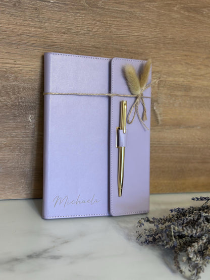 Personalisiertes Notizbuch A5 lila mit Hülle & Kugelschreiber | liniertes Buch | Geschenk für Frauen | austauschbar
