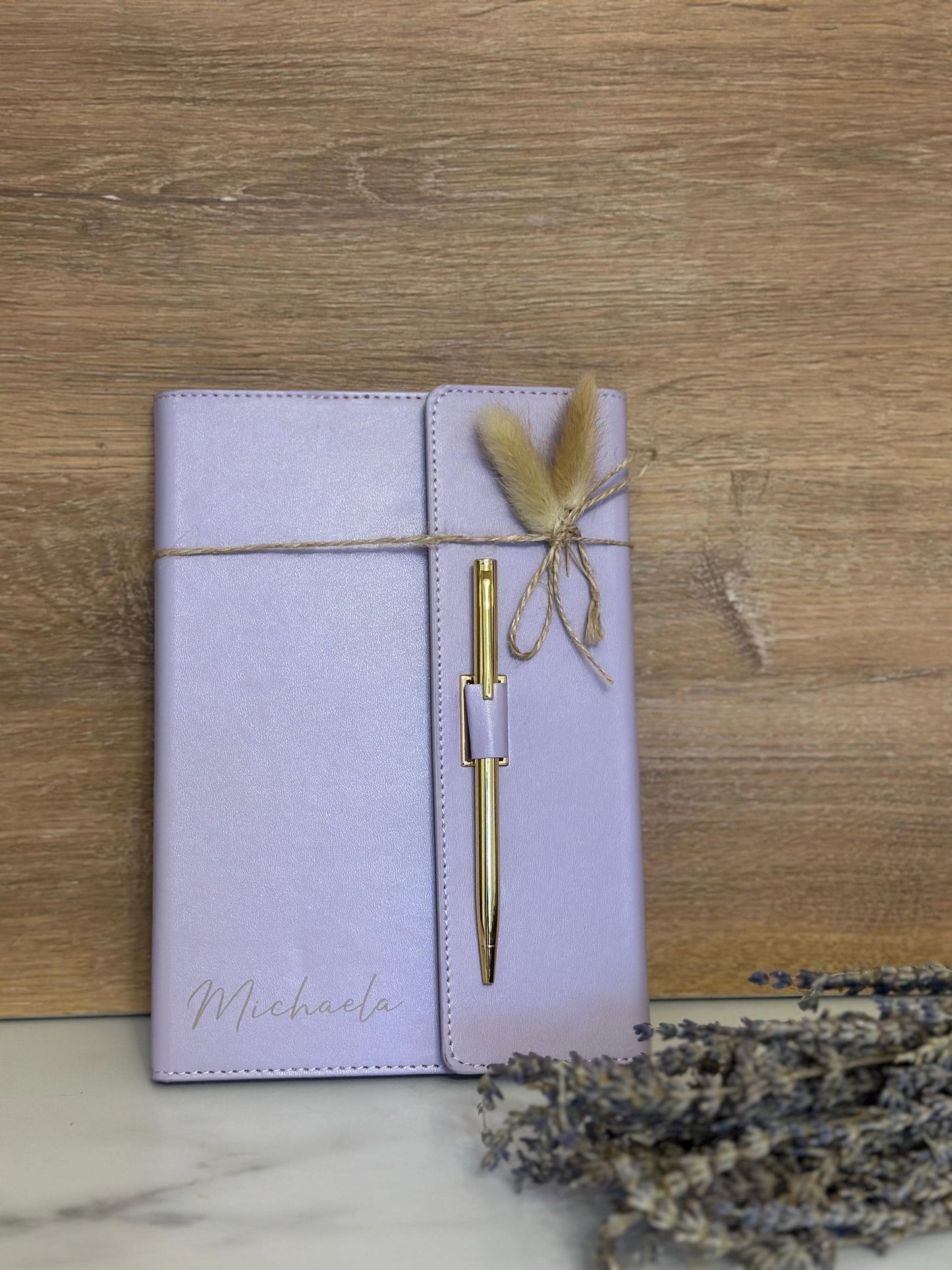 Personalisiertes Notizbuch A5 lila mit Hülle & Kugelschreiber | liniertes Buch | Geschenk für Frauen | austauschbar