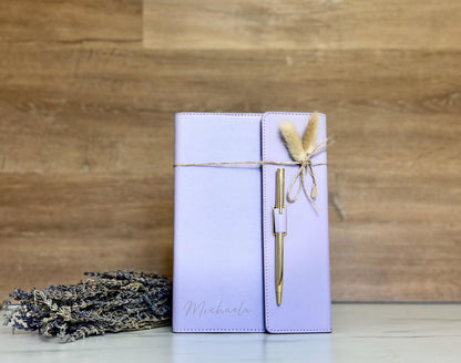 Personalisiertes Notizbuch A5 lila mit Hülle & Kugelschreiber | liniertes Buch | Geschenk für Frauen | austauschbar