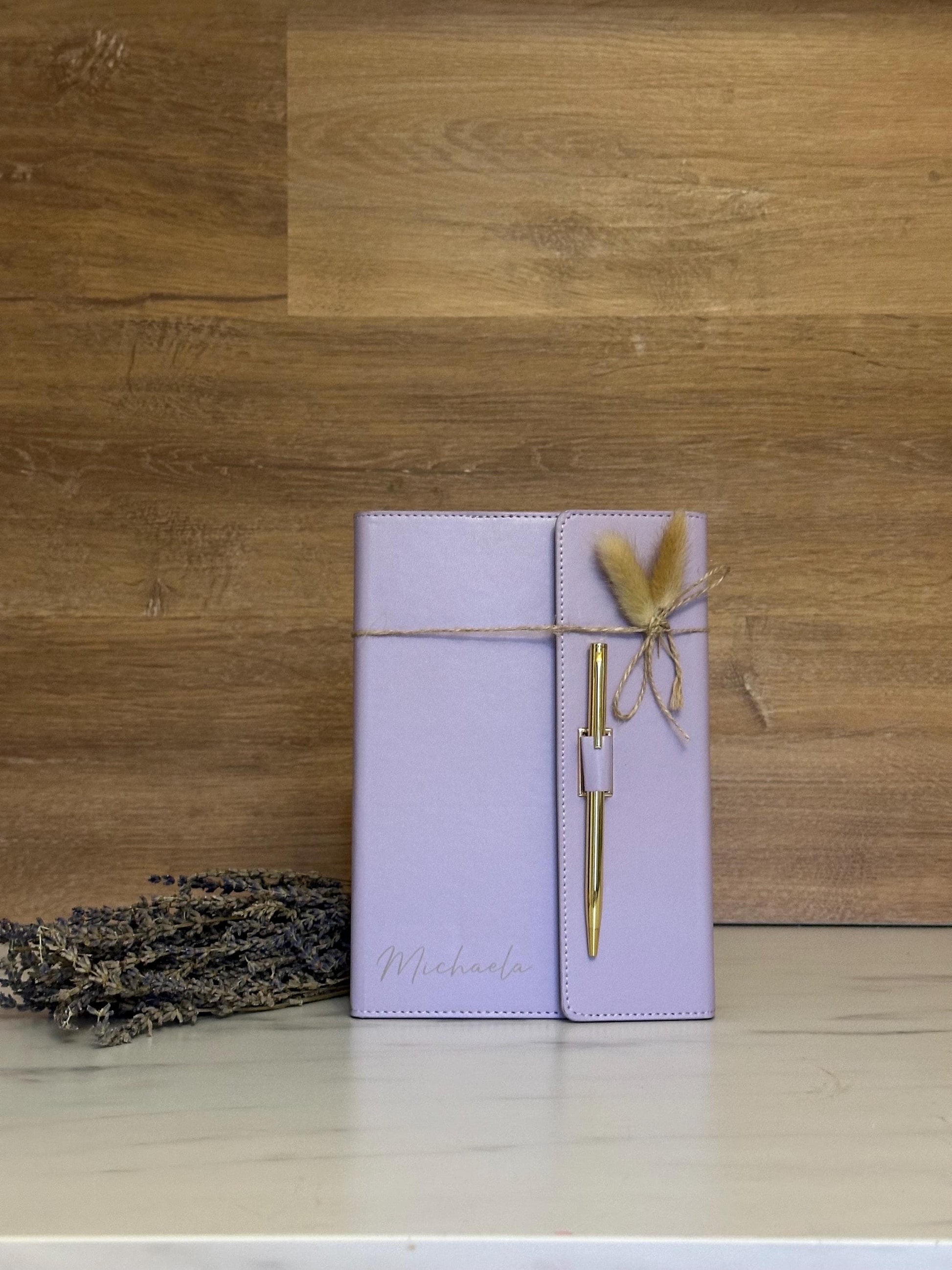 Personalisiertes Notizbuch A5 lila mit Hülle & Kugelschreiber | liniertes Buch | Geschenk für Frauen | austauschbar