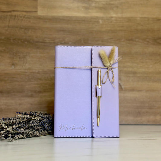 Personalisiertes Notizbuch A5 lila mit Hülle & Kugelschreiber | liniertes Buch | Geschenk für Frauen | austauschbar