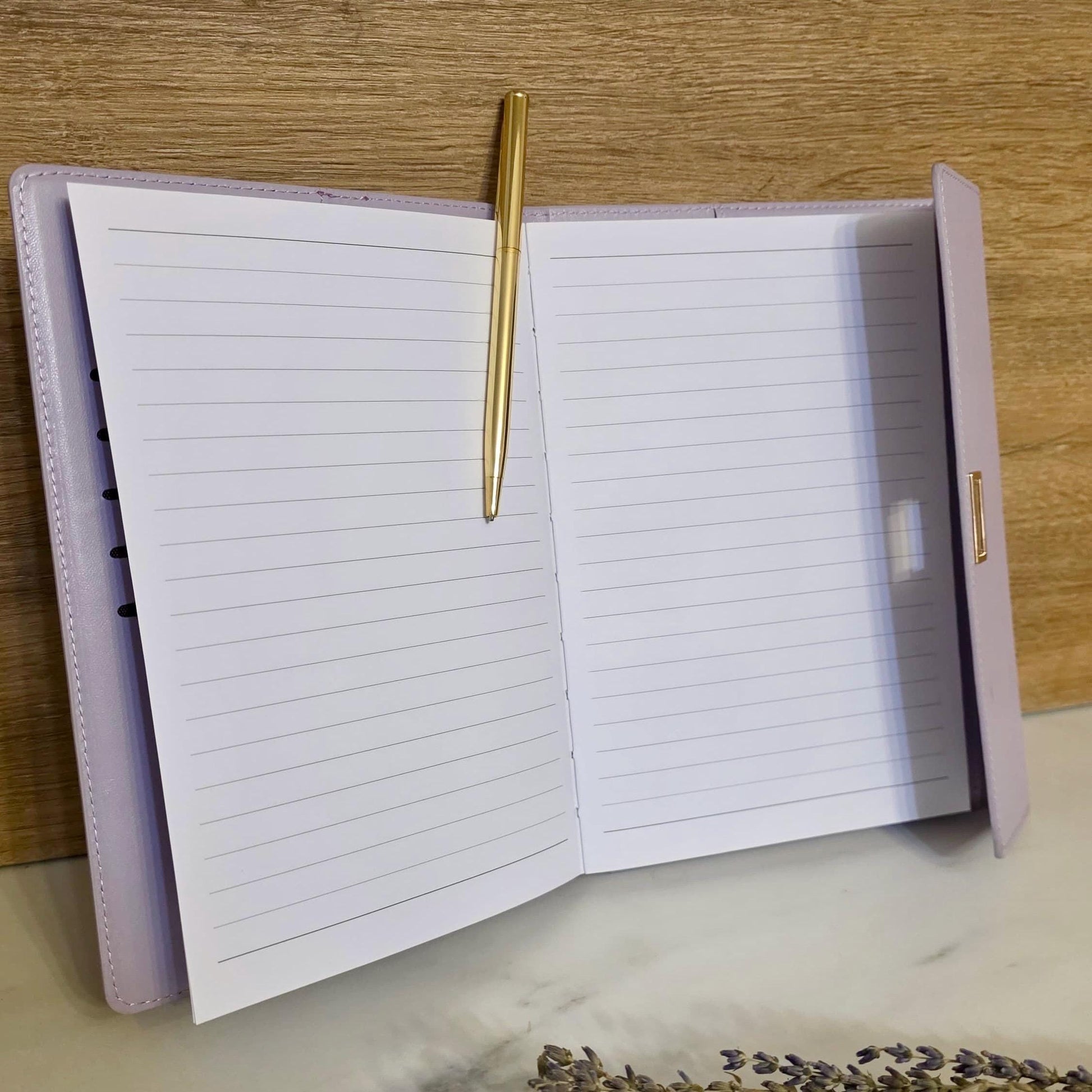 Personalisiertes Notizbuch A5 lila mit Hülle & Kugelschreiber | liniertes Buch | Geschenk für Frauen | austauschbar