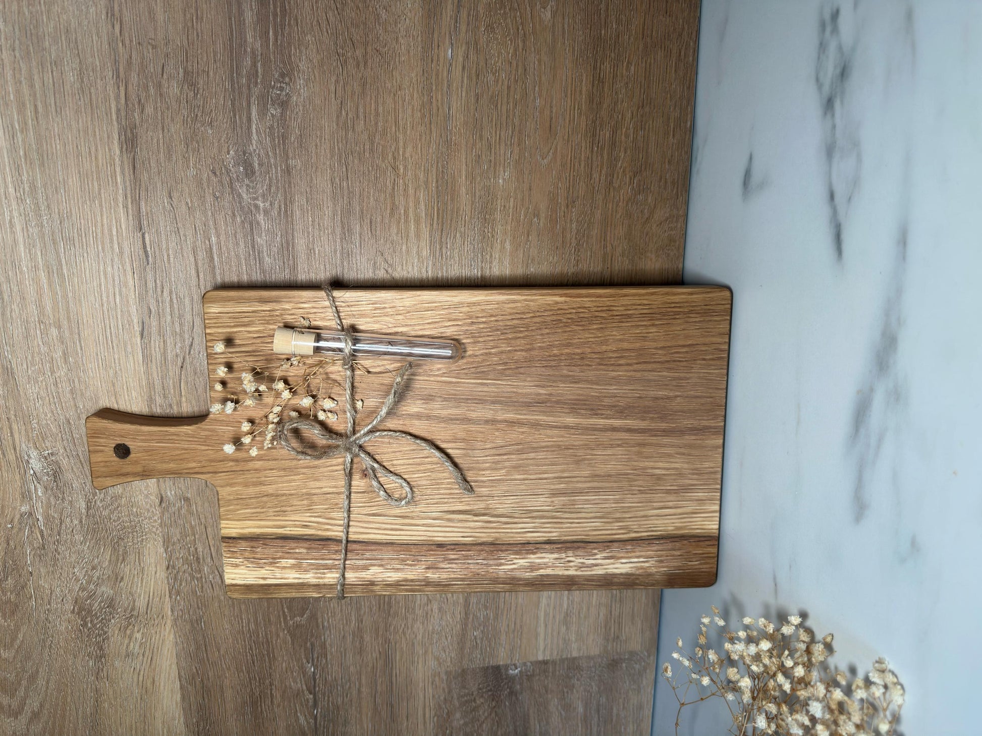Hochzeitsgeschenk personalisiert – Schneidebrett Eiche geölt 40x20 cm mit Gravur, Reagenzglas & Trockenblumen – Geld oder Brief