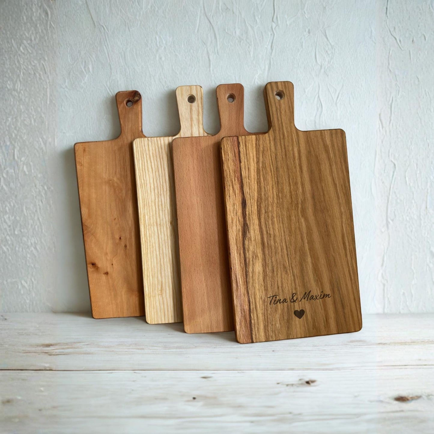 Personalisiertes Schneidebrett mit Gravur – Handgemachtes Geschenk mit Namen + Herz | Natürlich & individuell von Meami Design