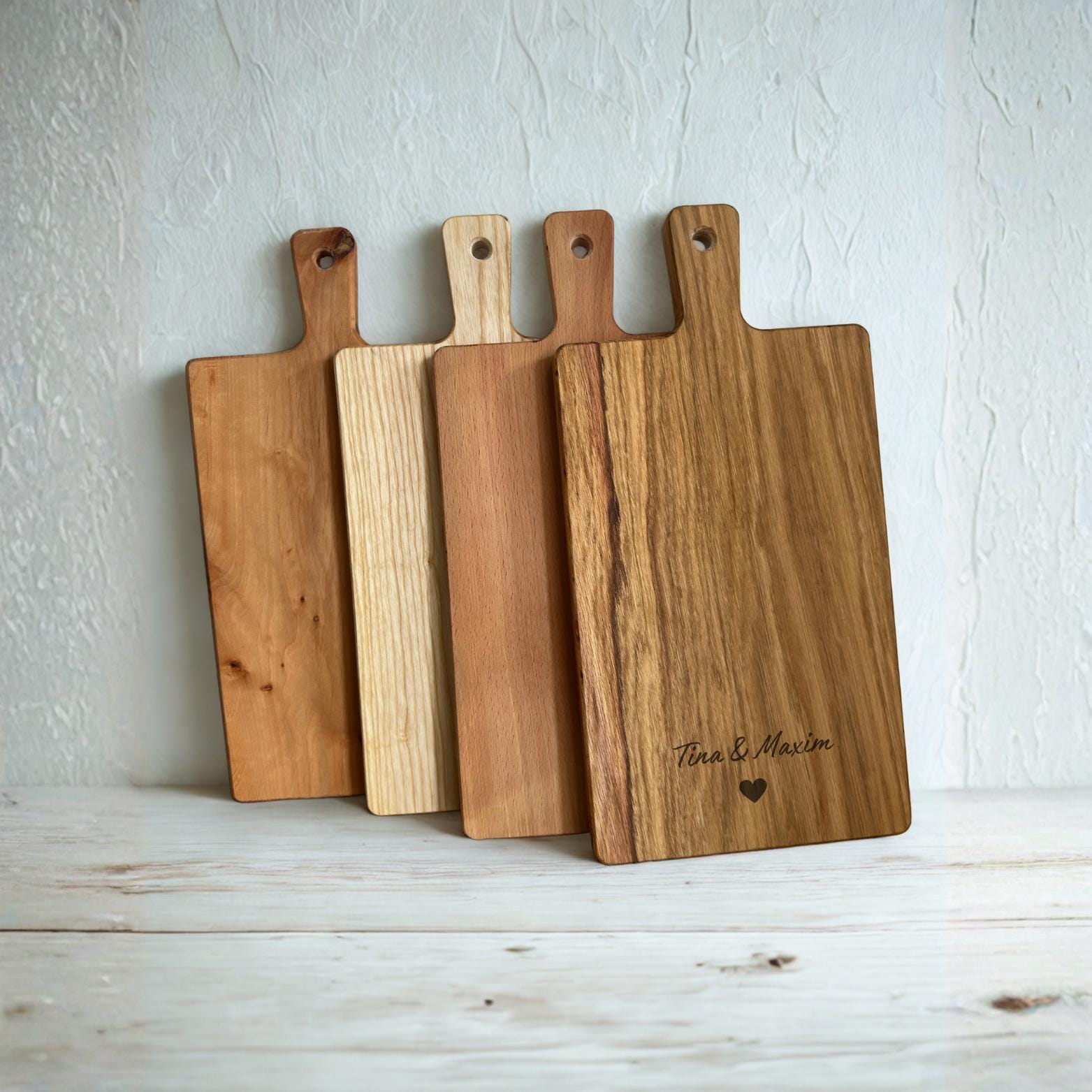 Personalisiertes Schneidebrett mit Gravur – Handgemachtes Geschenk mit Namen + Herz | Natürlich & individuell von Meami Design