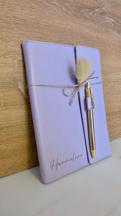 Personalisiertes Notizbuch A5 lila mit Hülle & Kugelschreiber | liniertes Buch | Geschenk für Frauen | austauschbar