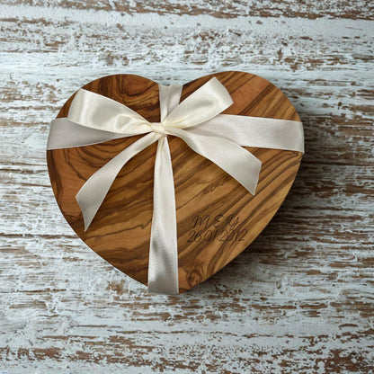 Olivenholzbrett Herz personalisiert Hochzeitsgeschenk und Einzugsgeschenk | Gravur mit Initialen & Datum | Geschenkidee für Paare, Jahrestag