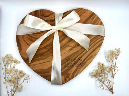 Olivenholzbrett Herz personalisiert Hochzeitsgeschenk und Einzugsgeschenk | Gravur mit Initialen & Datum | Geschenkidee für Paare, Jahrestag