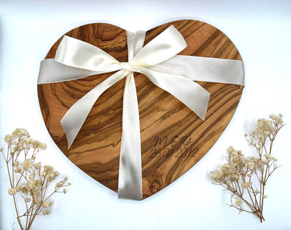 Hochzeitsgeschenk personalisiert aus Olivenholz | Herzbrett mit Gravur & Initialen | Geschenk zur Hochzeit und für Paare