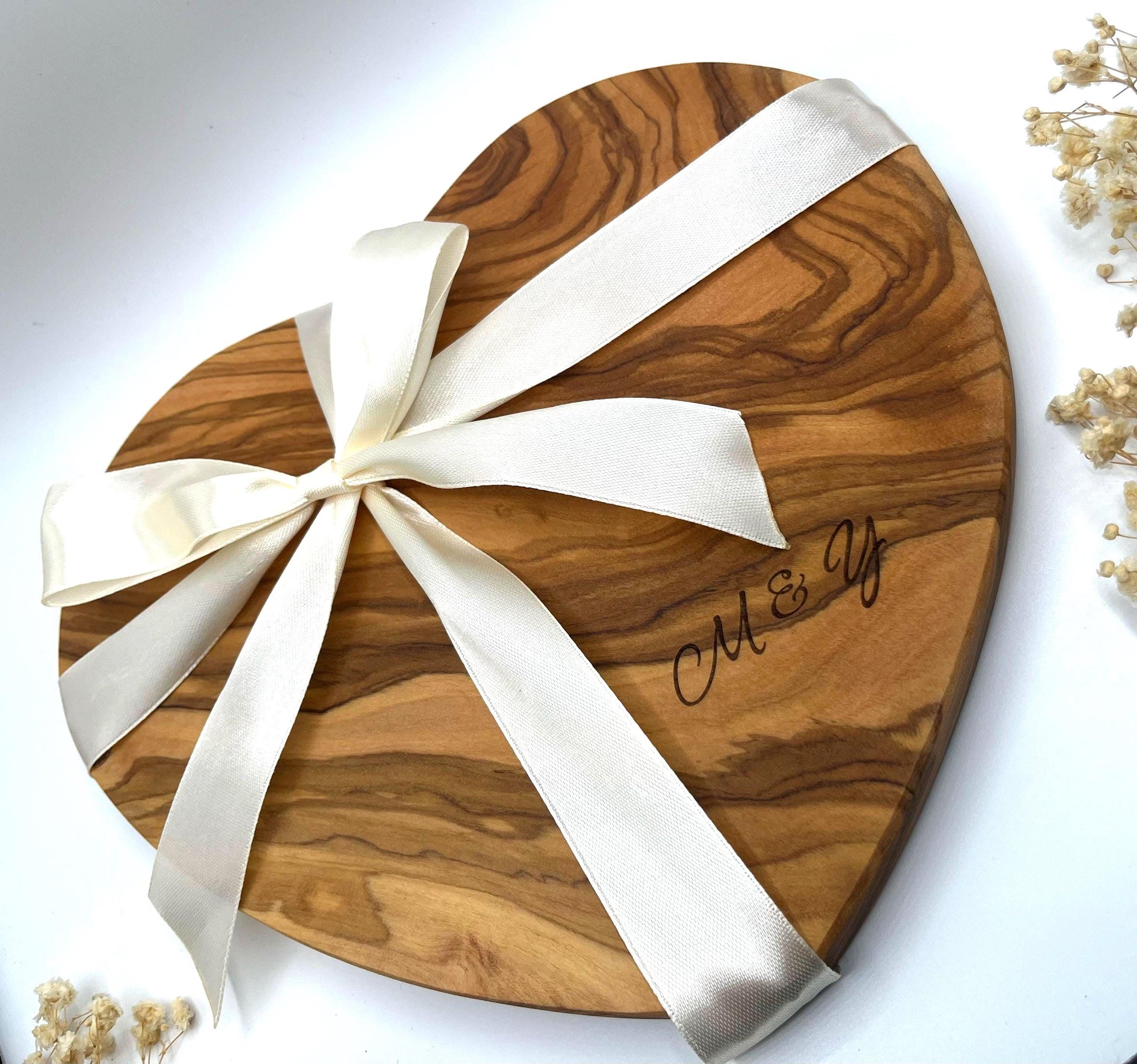 Olivenholzbrett Herz personalisiert Hochzeitsgeschenk und Einzugsgeschenk | Gravur mit Initialen & Datum | Geschenkidee für Paare, Jahrestag