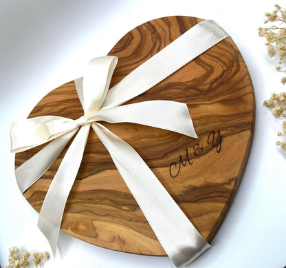 Olivenholzbrett Herz personalisiert Hochzeitsgeschenk und Einzugsgeschenk | Gravur mit Initialen & Datum | Geschenkidee für Paare, Jahrestag