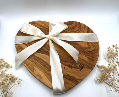 Olivenholzbrett Herz personalisiert Hochzeitsgeschenk und Einzugsgeschenk | Gravur mit Initialen & Datum | Geschenkidee für Paare, Jahrestag