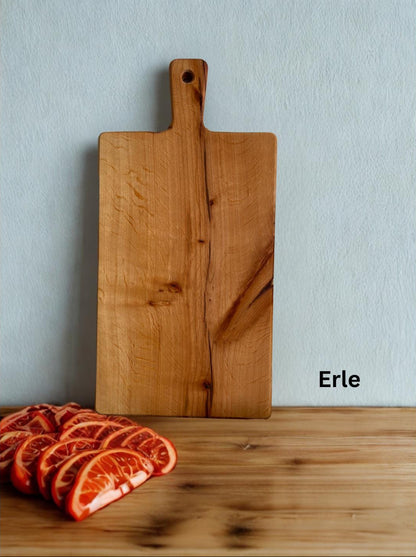 Personalisiertes Schneidebrett mit Gravur – Handgemachtes Geschenk mit Namen + Herz | Natürlich & individuell von Meami Design